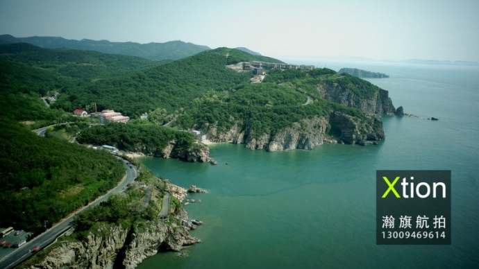 东戴河区位独特、交通便捷。辽宁东戴河新区是辽宁沿海经济带的起点,地处东北和华北两大经济区的结合部,具有承接两大经济区双向辐射的先天优势。经济区交通网络四通八达,畅通快捷。京沈铁路、秦沈客运专线、京沈高速公路、102国道和滨海公路均经过经济区。这里到北京298公里、到沈阳300公里,3个小时车程,距秦皇岛国际机场12公里,10分钟车程。距秦皇岛港25公里,与正在建设的山海关港区2个3.