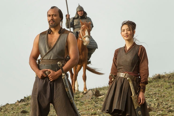 别花钱买明星打造一个明星 该剧主演Lorenzo Richelmy称这部剧更像一部精心制作的独立电影,而非片厂大片。 拍摄氛围更像是制作独立电影,因为我们在尝试创作出一些独特的东西,本月早时Richelmy采访说。大家都很谦逊,都想把自己最好的贡献出来,创造出美丽的东西。那通常是故事片或者独立电影才会有的氛围。 在《马可波罗》之前,意大利本土演员Richelmy过去参演的剧目大都是一些少见的外国故事片和小部分非英语电视节目。《马可波罗》主演的选角面试是在伦敦,澳大利亚和洛杉矶进行的,要不是