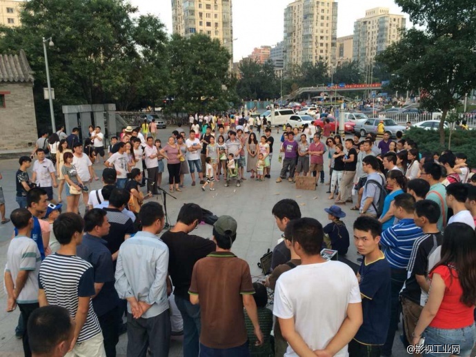 歌手汤华斌中关村广场拍摄 歌手汤华斌中关村广场拍摄
