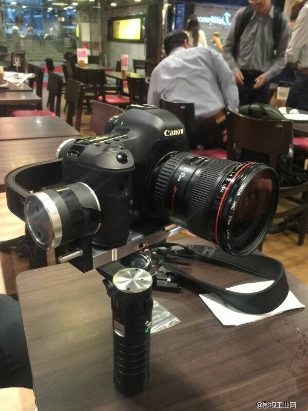 单反款三轴陀螺仪手持稳定器工厂原型机,请大家记住beholder,武汉菲曼斯影视器材有限公司首推,记住我们的产品哦