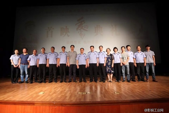 西窗动态丨金奖微电影作品《爱的守护》顺利首映,题材引发各界广泛讨论和思考。