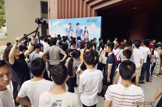 深圳校服第一次“穿”上了大银幕!各大主流媒体争相报道