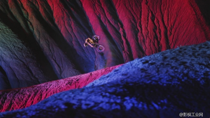 【开眼界】炫酷的LED配上山地车极限运动会有什么效果？