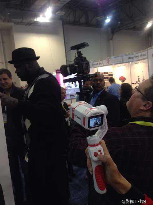 知名球星奥尼尔莅临CES展,ROXOR现场实拍