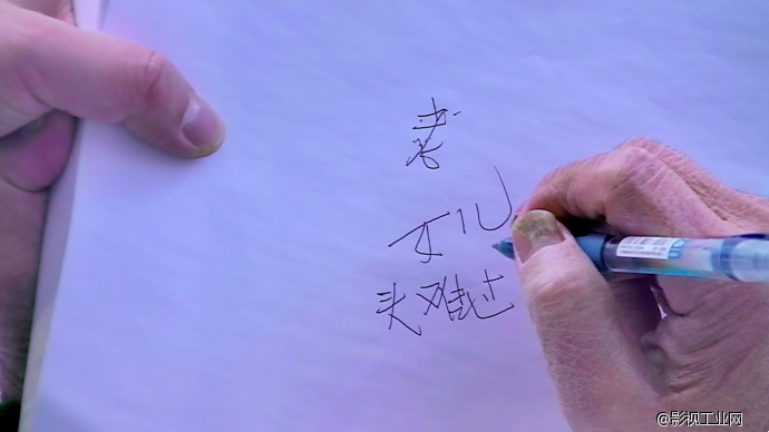 八旬老太路边摔倒,你敢扶吗?