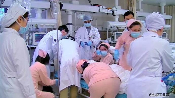 揪心!四岁幼童高空坠落,医生哽咽抢救只为一线生机