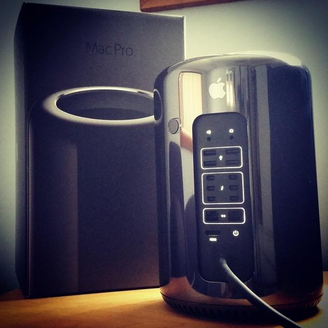 苹果后期工作站 MacPro(垃圾桶) 器材租赁 - 其它 价格:25元/天 详细描述:MacPro(垃圾桶):Intel Xeon E5 3.7GHz 四核/12GB 1866MHz ECC 内存/双 AMD FirePro D300,图形显卡/ 各配备 2GB GDDR5 VRAM/PCIe 的 256GB 闪存(硬盘) MacPro(垃圾桶):Intel Xeon E5 3.