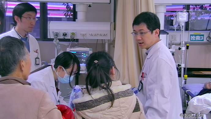 老父病危无钱治病,拮据孝子该如何抉择?