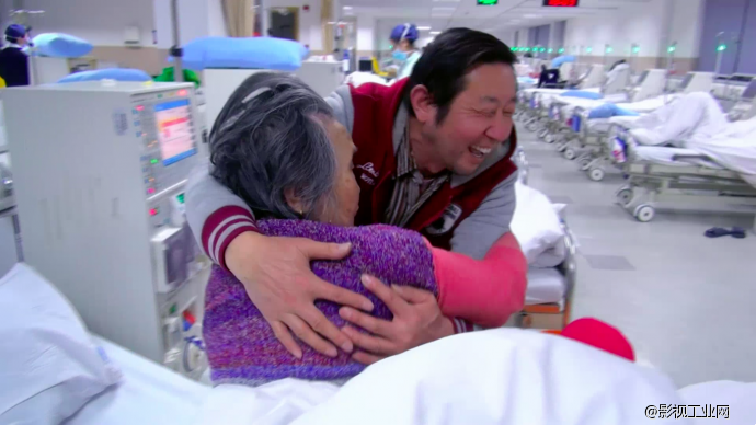 无腿丈夫血透九年,年迈妻子痴心守护