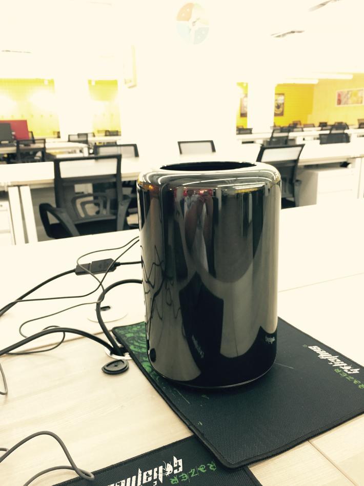 苹果后期工作站 MacPro(垃圾桶) 器材租赁 - 其它 价格:25元/天 详细描述:MacPro(垃圾桶):Intel Xeon E5 3.7GHz 四核/12GB 1866MHz ECC 内存/双 AMD FirePro D300,图形显卡/ 各配备 2GB GDDR5 VRAM/PCIe 的 256GB 闪存(硬盘) MacPro(垃圾桶):Intel Xeon E5 3.