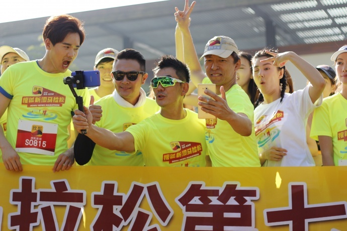 搜狐马拉松跑上,任贤齐等明星为什么拿着智云稳定器?