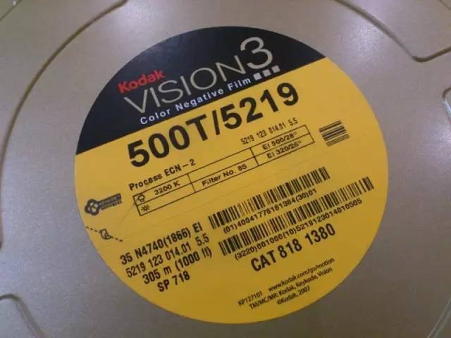 "我用了柯达vision3500t 5219胶片拍晚上的外景和室内,用了些vision3