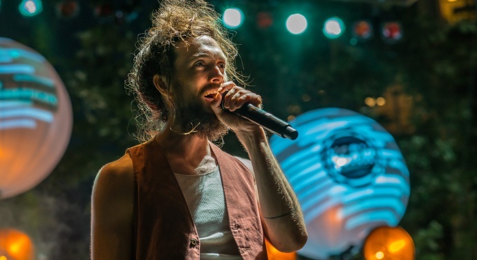 Edward Sharpe and the Magnetic Zeros乐队演唱会使用ATEM 2 M/E Broadcast Studio 4K切换台