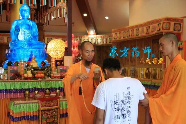 佛教电影空降千年古刹寿宁寺,一持方丈观后欣然题字赠导演