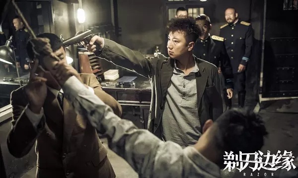 “泡面头夫妇”另类谍战持续升温 《剃刀边缘》收视稳定印证小土预测