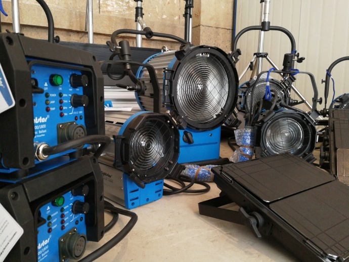 我公司现全面开展影视设备租赁业务,新进全新索尼FS74K摄影机、BMD-URSA Mini4.6K摄影机、松下4K-DVX200MC摄像机、佳能5D3、莱斯达2.5K-1.0K各型号影视镝灯钨丝灯、凯曼索-轨道车轨道、占美-10米摇臂、大疆如影、大疆-灵眸OSMO+、大疆航拍器、兰伯特-摄影套件、7-21寸大小监视器、以及各类影视周边配套器材,可满足不同规模剧组和个人摄制创作需求。本租赁公司5月8日开始试营业,了解更多设备及优惠信息,请致电18919065929,欢迎各位老师前来试机!