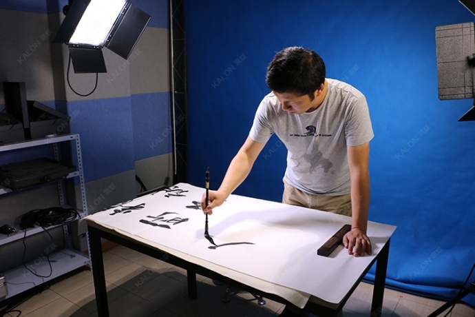 青年书画家:李澎来我司演播室录制书法课程