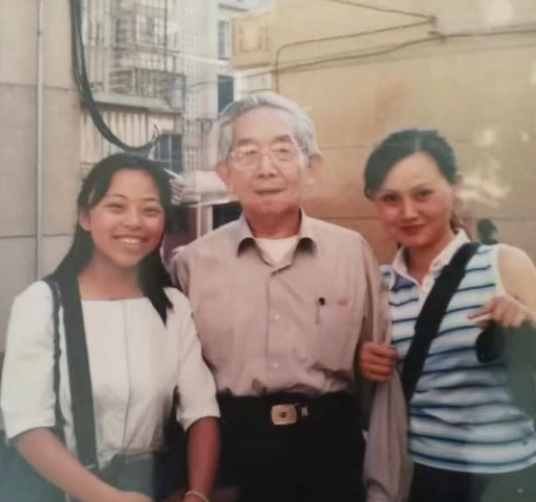 周老师离开了，但周传基电影学校永远在。