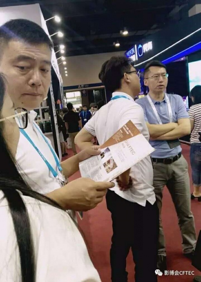 上海电影节观展录！！~2017年6月22日，中国影博会组委会来到上海电影展，为2017中国（长沙）影视娱乐文化产业博览会做宣传推广。中国影博会是由长沙市人民政府、湖南省文化厅主办的湖南省第一个的影视娱乐文化类型博览会，将于2017年11月10-12日在湖南国际会展中心盛大举行。 本次CinemaS现场，很多参展企业对中国影博会的召开表示期待，在与企业的交谈当中，也获得了高度的认可。 广州丽江椅业、辰星科技、大象东方等企业都表示湖南的影视文化气韵雄厚，长沙展势必带来行业盛况，他们表示会支持并参与到本次展会中