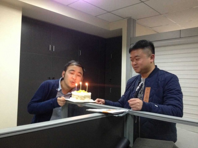 生日蛋糕,吉他演唱,浪漫节日——贵州省多彩贵州影业有限公司的日常