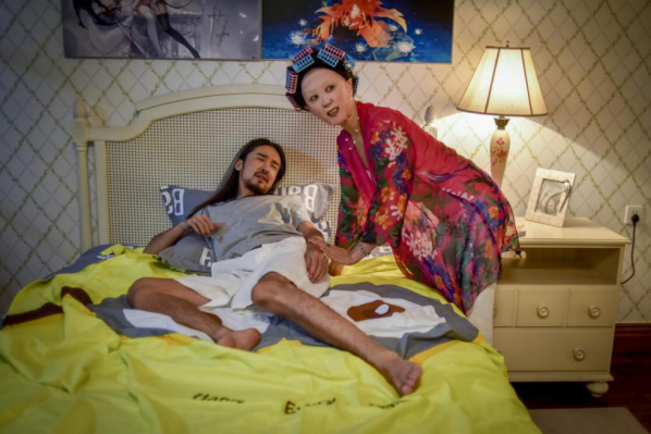 伯虎扮演者老豹与剧中饰演妈妈的宁子老师 伯虎扮演者老豹与剧中饰演妈妈的宁子老师