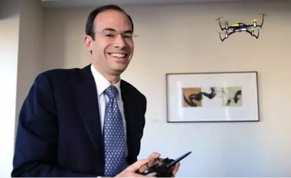 大疆无人机将增离线模式;英国男子将无人机降落航母甲板