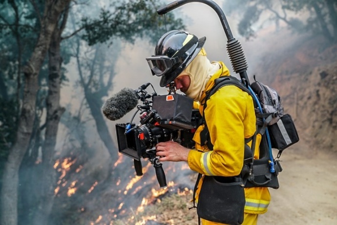当摄影师不仅要能上天入地,还能下得火场