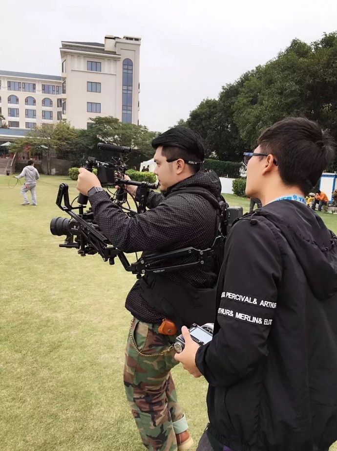 铁头G1单手持稳定器!让你做个真男人!