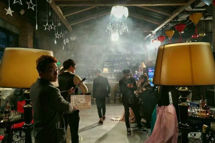 松下视频作品《痒》创作幕后采访—— 一曲悠歌飘散,深雨伞下,夜魅动荡不安
