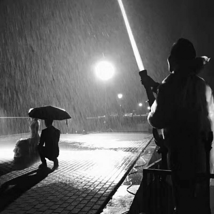 松下视频作品《痒》创作幕后采访—— 一曲悠歌飘散,深雨伞下,夜魅动荡不安