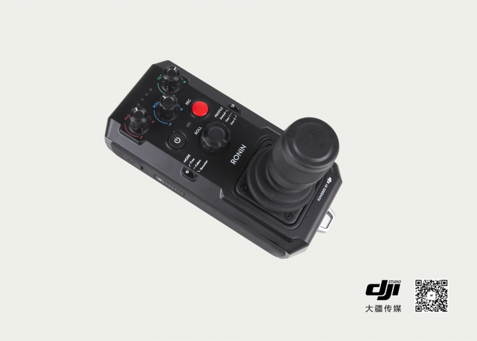 如影2:“大家好,给大家介绍一下,这是我的专业套装。”