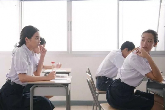《天才枪手》曝光两支幕后制作特辑,演员每天背30遍台词