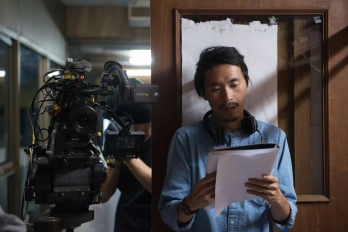 《天才枪手》曝光两支幕后制作特辑,演员每天背30遍台词