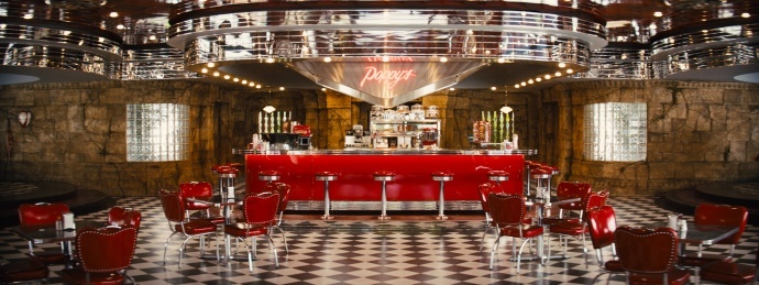 论起《王牌特工2：黄金圈》的时尚审美，得从制作流程里赞美