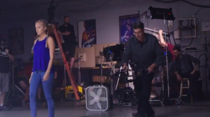 为了让你玩一回灯，学院小哥已被掏空