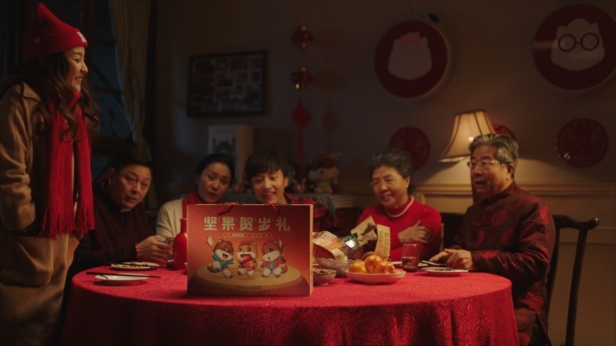 长镜头处理方法!《Three Squirrels》一镜到底歌舞TVC调色分享